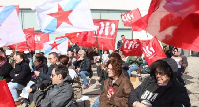 Persoal de Atención Primaria senta na porta da Consellaría á espera de poder negociar melloras laborais e asistenciais