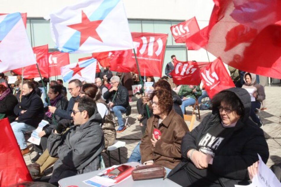 Persoal de Atención Primaria senta na porta da Consellaría á espera de poder negociar melloras laborais e asistenciais