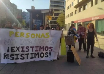 Personas no binarias: ¡Existimos, Resistimos! – Acciones frente de los oficinas de los registros civiles en diez ciudades