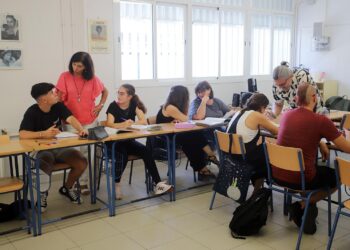 Por Andalucía alerta de la situación crítica de la educación pública en Huelva