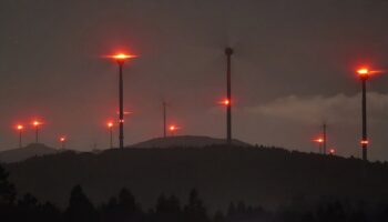 La Xunta de Galicia promociona el astroturismo Starlight en la Costa da Morte al tiempo que fomenta la contaminación luminosa de su horizonte nocturno promoviendo parques eólicos