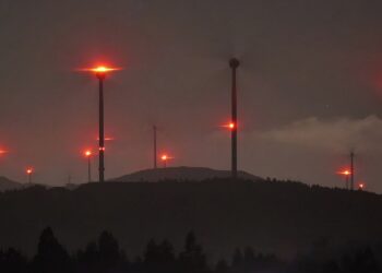 La Xunta de Galicia promociona el astroturismo Starlight en la Costa da Morte al tiempo que fomenta la contaminación luminosa de su horizonte nocturno promoviendo parques eólicos