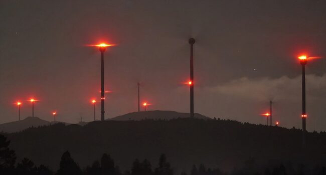 La Xunta de Galicia promociona el astroturismo Starlight en la Costa da Morte al tiempo que fomenta la contaminación luminosa de su horizonte nocturno promoviendo parques eólicos