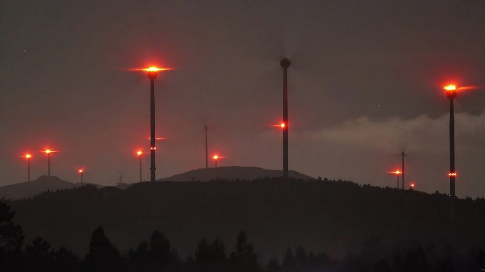 La Xunta de Galicia promociona el astroturismo Starlight en la Costa da Morte al tiempo que fomenta la contaminación luminosa de su horizonte nocturno promoviendo parques eólicos