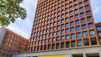 Consumo avisa a 13 fondos e inmobiliarias de la obligatoriedad de aceptar la prórroga de los alquileres en sus 100.000 viviendas