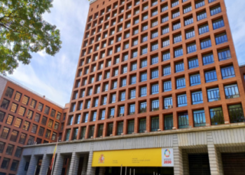 El Ministerio de Consumo advierte a 13 fondos e inmobiliarias de la obligatoriedad de aceptar la prórroga de los alquileres en sus 100.000 viviendas