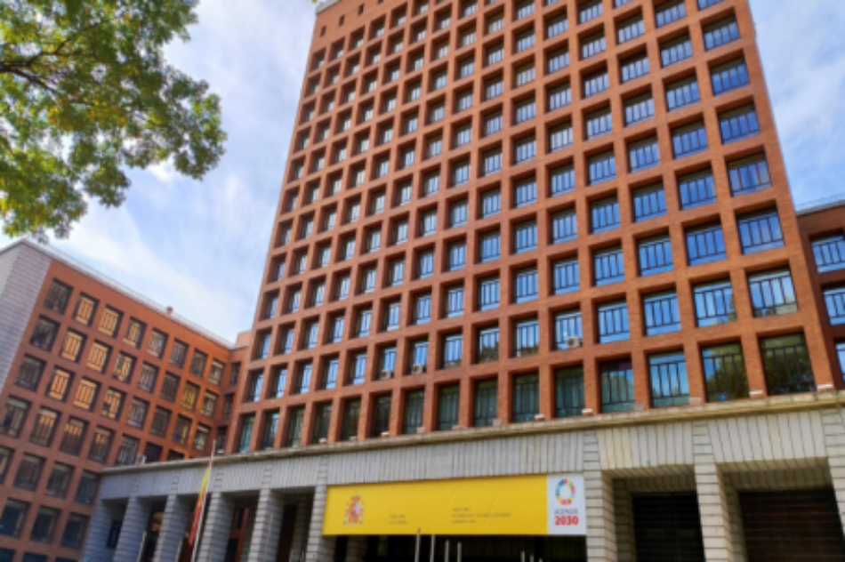 El Ministerio de Consumo advierte a 13 fondos e inmobiliarias de la obligatoriedad de aceptar la prórroga de los alquileres en sus 100.000 viviendas