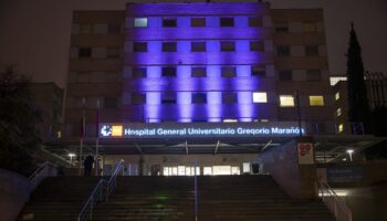 Concentración / Performance en el Hospital Gregorio Marañón: «El Gobierno de Ayuso carece de un proyecto sanitario claro y unificado»