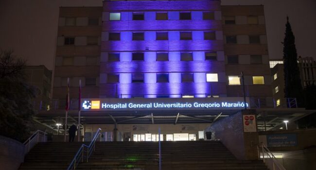 Concentración / Performance en el Hospital Gregorio Marañón: «El Gobierno de Ayuso carece de un proyecto sanitario claro y unificado»