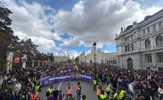 Las feministas desbordan las calles en Madrid este 8M frente al fascismo