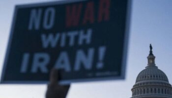 Solo uno de cada cuatro estadounidenses respalda los ataques contra Irán, según las encuestas más recientes; Bernie Sanders denuncia una “guerra ilegal”