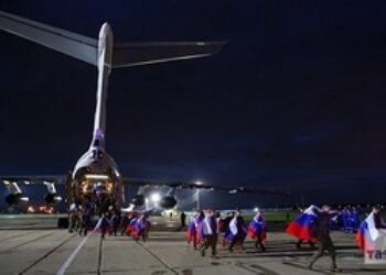 Llegan a Moscú militares rusos devueltos por Kiev