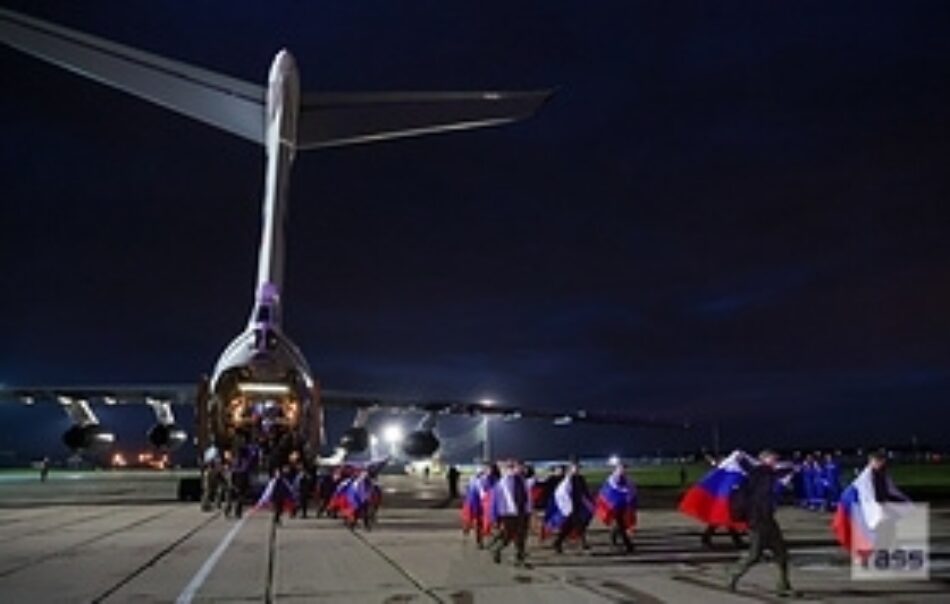 Llegan a Moscú militares rusos devueltos por Kiev