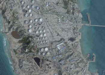 EE.UU. asegura haber golpeado más de 90 objetivos militares en la isla iraní de Kharg, aunque las instalaciones petroleras parece que no sufrieron daños