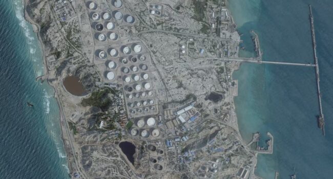 EE.UU. asegura haber golpeado más de 90 objetivos militares en la isla iraní de Kharg, aunque las instalaciones petroleras parece que no sufrieron daños