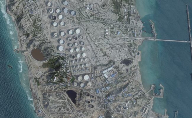 EE.UU. asegura haber golpeado más de 90 objetivos militares en la isla iraní de Kharg, aunque las instalaciones petroleras parece que no sufrieron daños