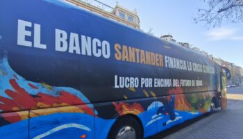 Una veintena de organizaciones se moviliza en todo el mundo para exigir a los accionistas del banco Santander que actúen ante el aumento de la financiación del banco a los combustibles fósiles