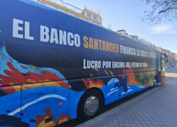 Una veintena de organizaciones se moviliza en todo el mundo para exigir a los accionistas del banco Santander que actúen ante el aumento de la financiación del banco a los combustibles fósiles