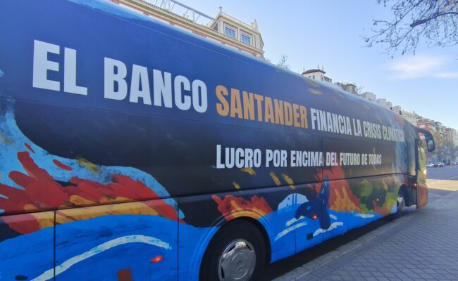 Una veintena de organizaciones se moviliza en todo el mundo para exigir a los accionistas del banco Santander que actúen ante el aumento de la financiación del banco a los combustibles fósiles