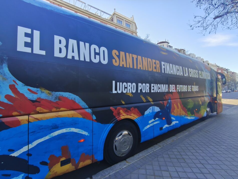 Una veintena de organizaciones se moviliza en todo el mundo para exigir a los accionistas del banco Santander que actúen ante el aumento de la financiación del banco a los combustibles fósiles
