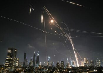 Irán ataca Tel Aviv con misiles en represalia por muerte de Larijani