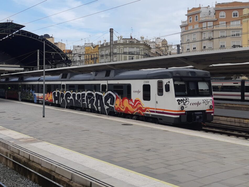 El colapso del servicio de Cercanías Valencia es consecuencia del abandono al que ha sido relegado en los últimos años