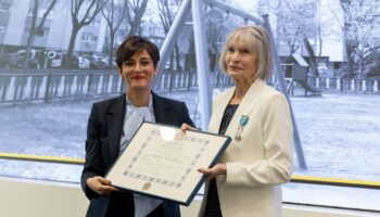 Manuela Navarro recibe la Cruz de la Orden del Mérito Civil por su compromiso con la rehabilitación y mejora de su barrio, el Poblado Dirigido de Orcasitas