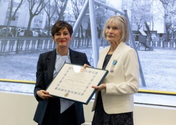 Manuela Navarro recibe la Cruz de la Orden del Mérito Civil por su compromiso con la rehabilitación y mejora de su barrio, el Poblado Dirigido de Orcasitas