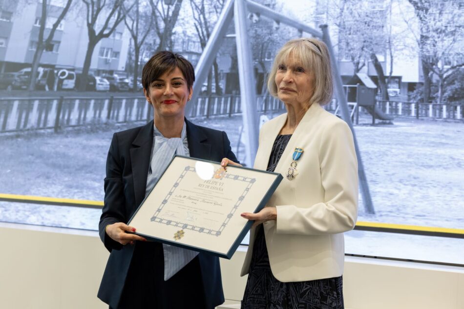 Manuela Navarro recibe la Cruz de la Orden del Mérito Civil por su compromiso con la rehabilitación y mejora de su barrio, el Poblado Dirigido de Orcasitas
