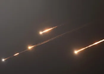 Misiles y drones iraníes golpean el interior de «Israel»