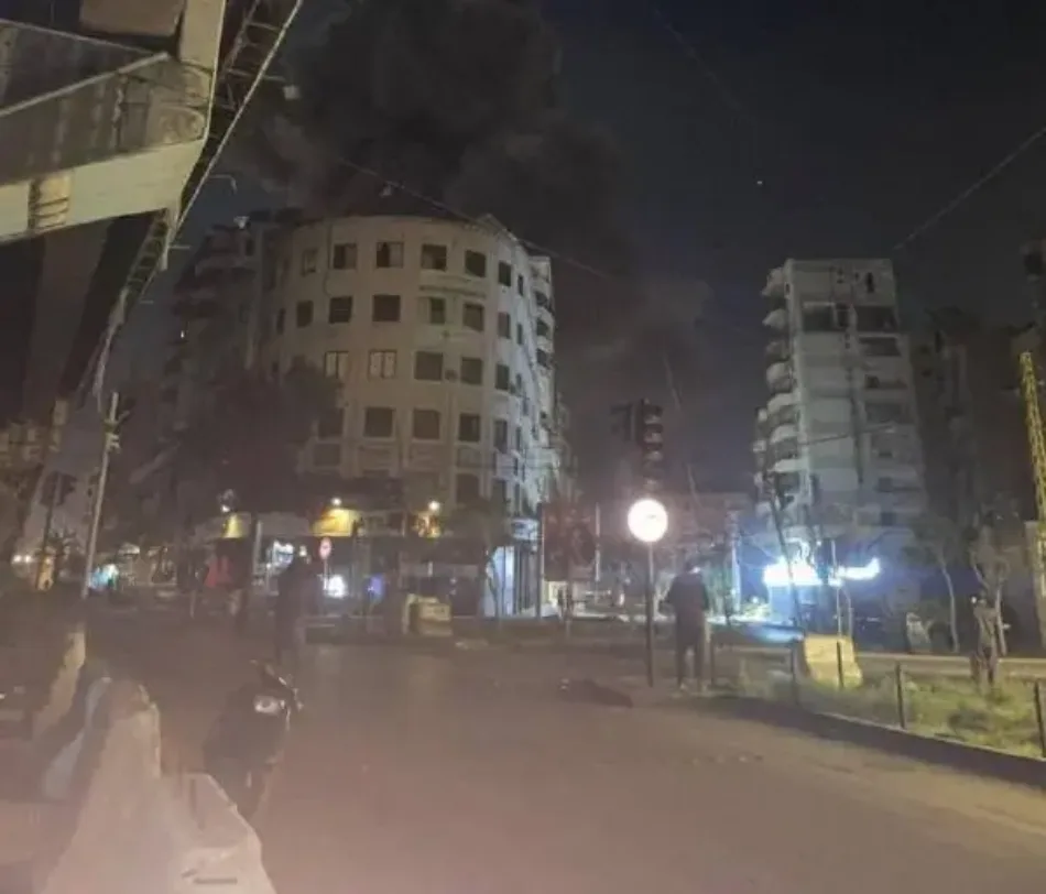 Israel bombardea dos medios de comunicación y suburbios en el sur de Beirut