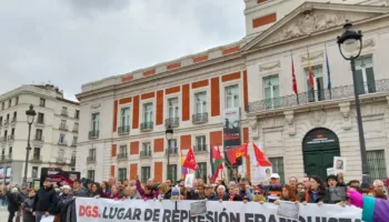 Colectivos de memoria democrática y de víctimas del franquismo se concentraron ante la antigua Dirección General de Seguridad para exigir al Gobierno Ayuso que cumpla la Ley de Memoria Democrática
