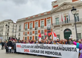 Colectivos de memoria democrática y de víctimas del franquismo se concentraron ante la antigua Dirección General de Seguridad para exigir al Gobierno Ayuso que cumpla la Ley de Memoria Democrática