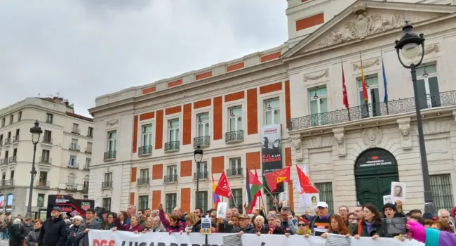 Colectivos de memoria democrática y de víctimas del franquismo se concentraron ante la antigua Dirección General de Seguridad para exigir al Gobierno Ayuso que cumpla la Ley de Memoria Democrática