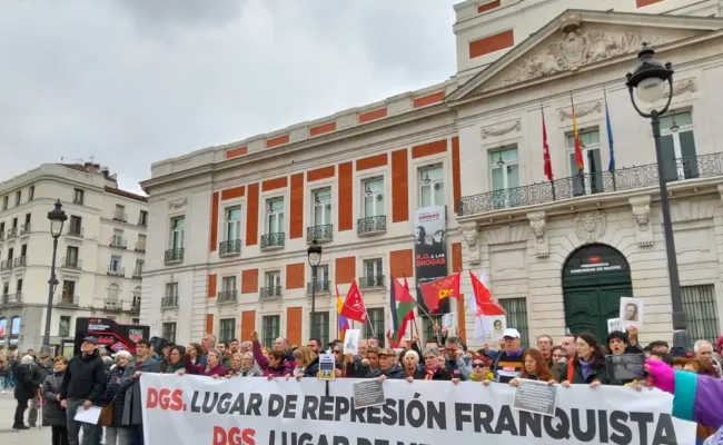 Colectivos de memoria democrática y de víctimas del franquismo se concentraron ante la antigua Dirección General de Seguridad para exigir al Gobierno Ayuso que cumpla la Ley de Memoria Democrática