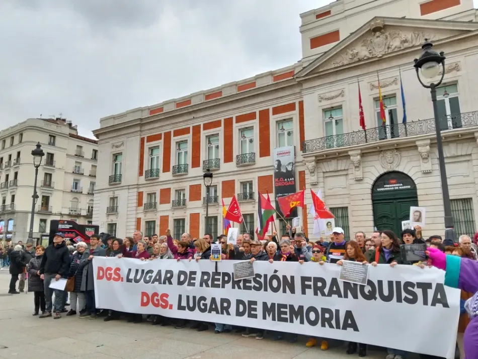 Colectivos de memoria democrática y de víctimas del franquismo se concentraron ante la antigua Dirección General de Seguridad para exigir al Gobierno Ayuso que cumpla la Ley de Memoria Democrática