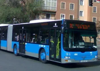 Las asociaciones vecinales de San Blas consiguen un aumento de las frecuencias en la línea del bus directo al hospital Ramón y Cajal