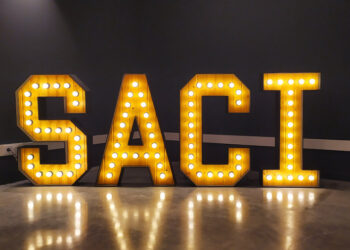 Capta la atención en tu evento con letras de gran formato