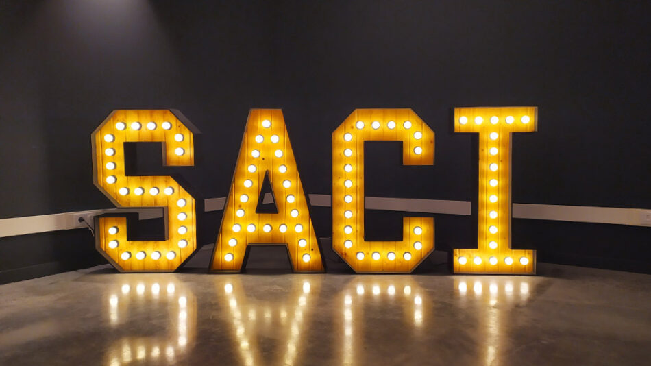 Capta la atención en tu evento con letras de gran formato