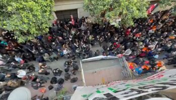 Centenares de personas se concentran ante el bloque Sant Agustí contra el desahucio de los ‘colivings’