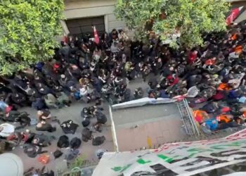 Centenares de personas se concentran ante el bloque Sant Agustí contra el desahucio de los ‘colivings’