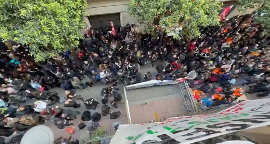 Centenares de personas se concentran ante el bloque Sant Agustí contra el desahucio de los ‘colivings’