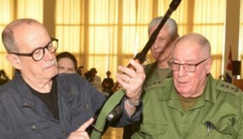 Silvio Rodríguez recibe su fusil de combate AKM tras solicitarlo, en medio del recrudecimiento del bloqueo de EE.UU. a Cuba