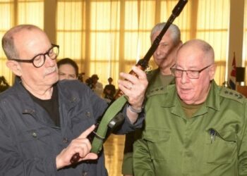 Silvio Rodríguez recibe su fusil de combate AKM tras solicitarlo, en medio del recrudecimiento del bloqueo y amenazas de EE.UU. a Cuba