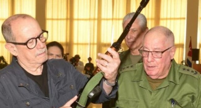 Silvio Rodríguez recibe su fusil de combate AKM tras solicitarlo, en medio del recrudecimiento del bloqueo y amenazas de EE.UU. a Cuba