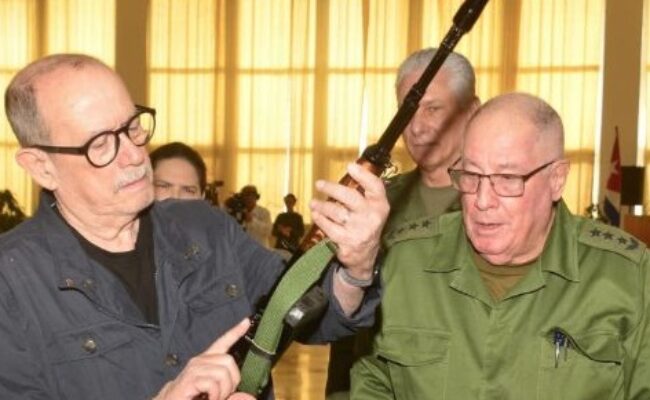 Silvio Rodríguez recibe su fusil de combate AKM tras solicitarlo, en medio del recrudecimiento del bloqueo y amenazas de EE.UU. a Cuba