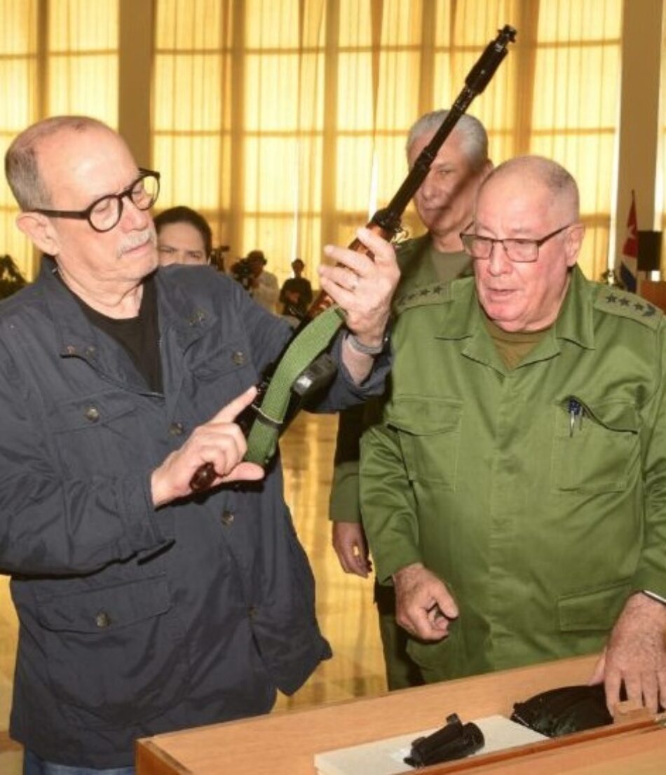 Silvio Rodríguez recibe su fusil de combate AKM tras solicitarlo, en medio del recrudecimiento del bloqueo y amenazas de EE.UU. a Cuba