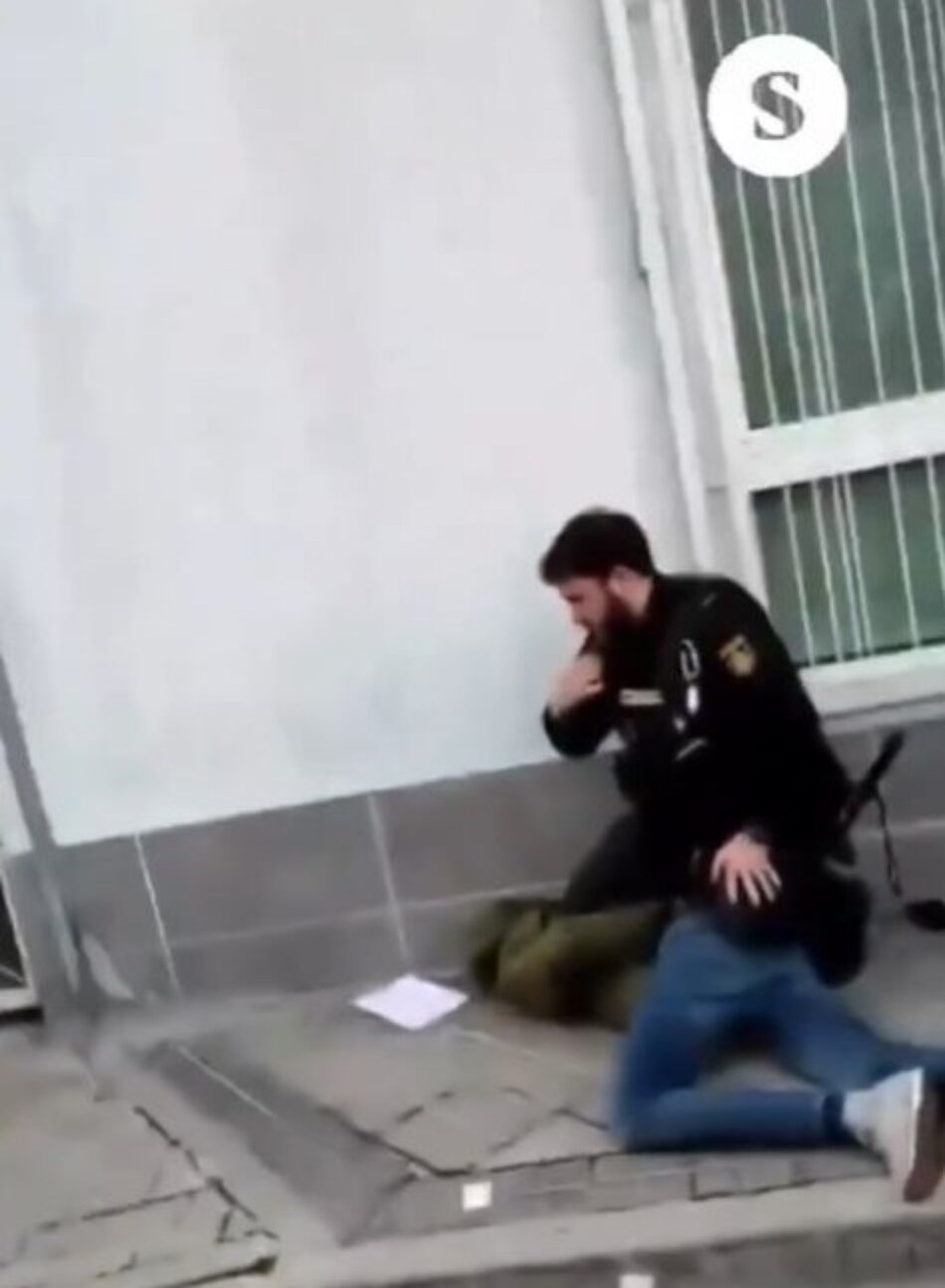 Podemos denuncia la brutalidad policial registrada en grabaciones efectuadas durante la detención de Serigne Mbaye y exige una investigación independiente