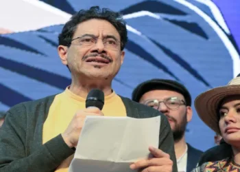 Iván Cepeda se mantiene por delante en las encuestas de cara a las elecciones colombianas