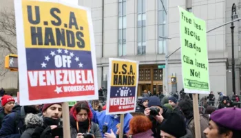 El juez mantiene el caso contra presidente Maduro pese al bloqueo de Washington a su defensa